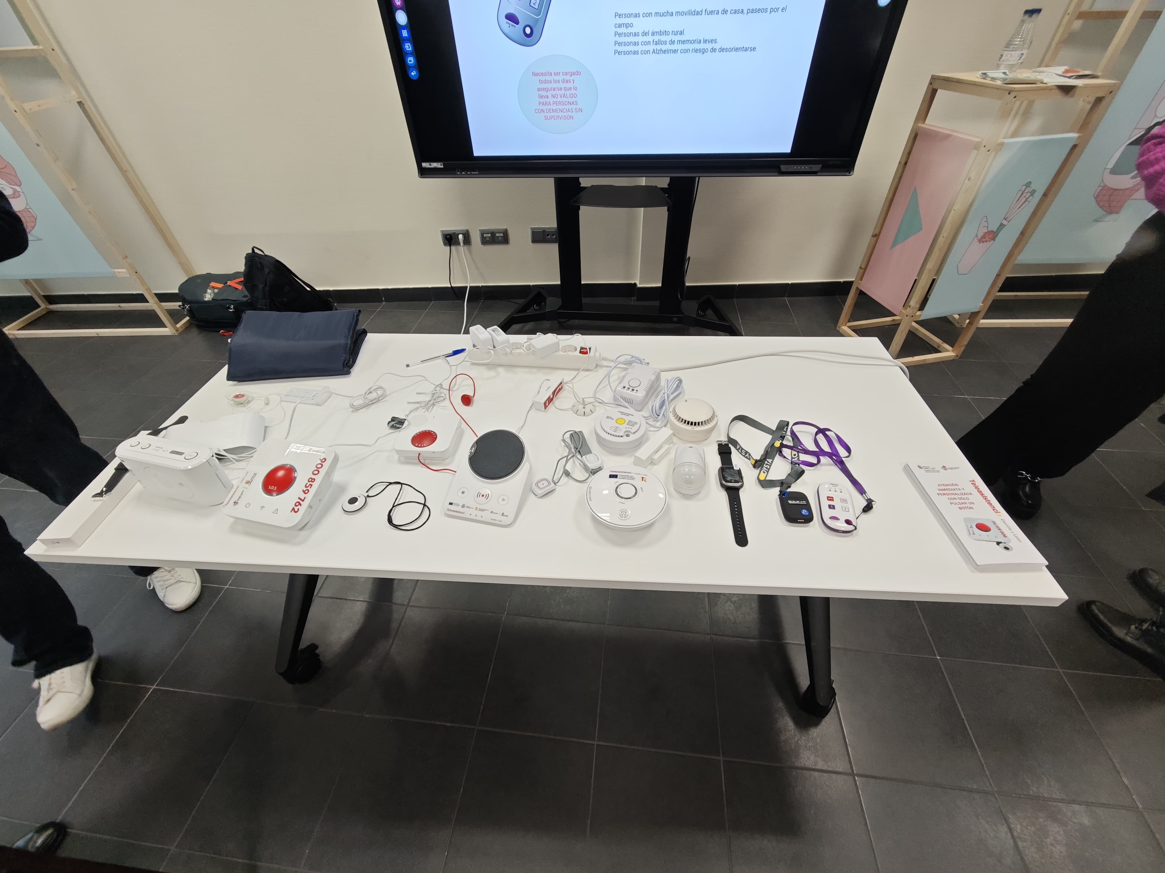 Distintos componentes electrónicos empleados en la teleasistencia avanzada.