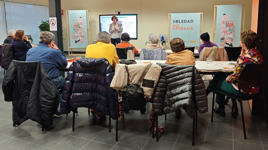 Profesionales y personas usuarias durante la sesión sobre higiene y alimentación.