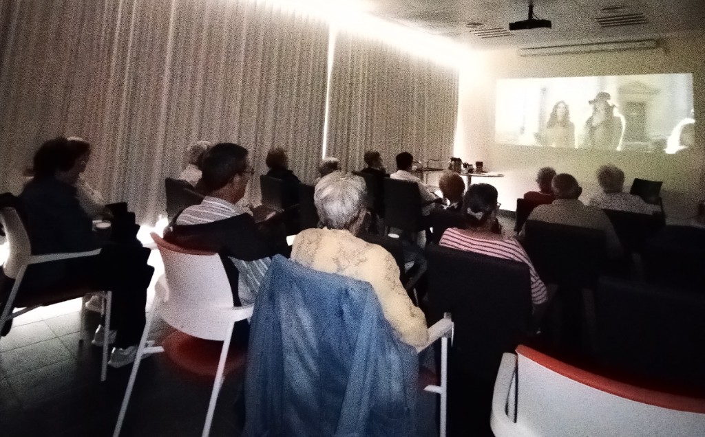 Participantes disfrutando de la actividad de cine y debate en el Credei.