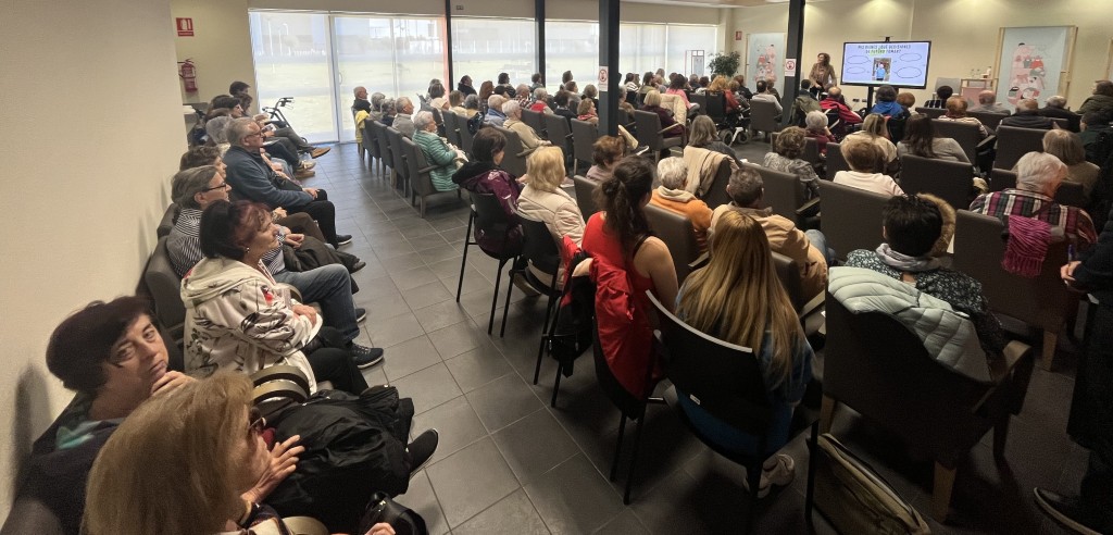 Personas usuarias durante la sesión sobre gestión de bienes y herencias en el Credei.