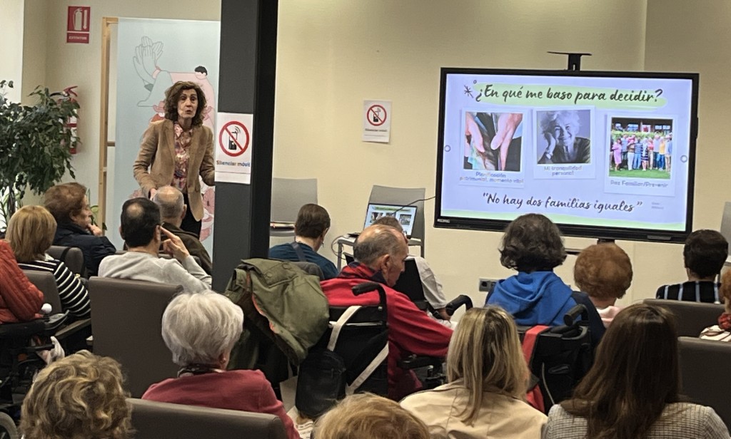 Profesionales del centro ofreciendo orientación práctica a las personas usuarias.